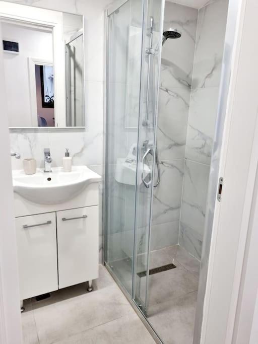 Cozy Apartment Near City Center Bukarest Kültér fotó
