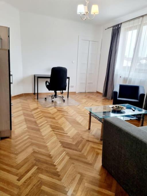 Cozy Apartment Near City Center Bukarest Kültér fotó