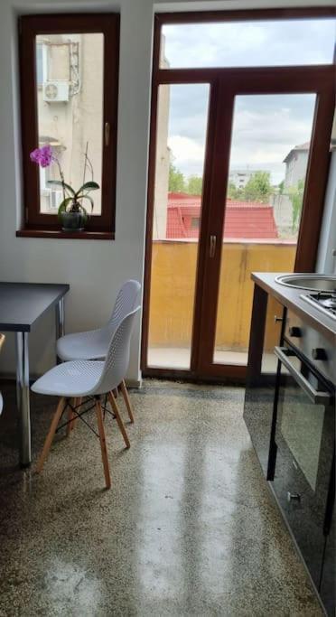 Cozy Apartment Near City Center Bukarest Kültér fotó