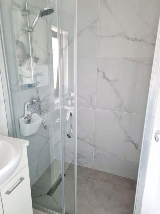 Cozy Apartment Near City Center Bukarest Kültér fotó